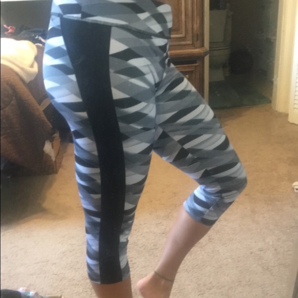 Graphic print Capri workout leggings.